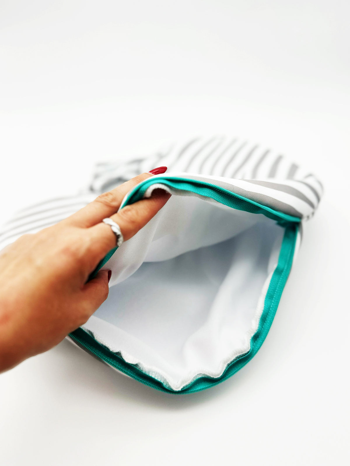 almofada de viagem, onde podes colocar a roupa e com tecido impermeável