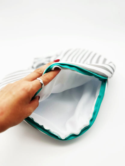 almofada de viagem, onde podes colocar a roupa e com tecido impermeável
