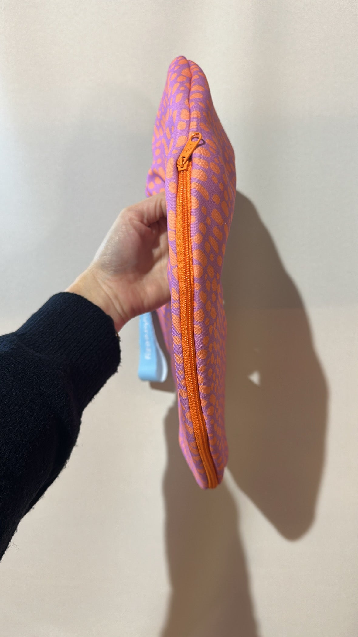 Almofada de viagem para colocar roupa em voos de companhias lowcost