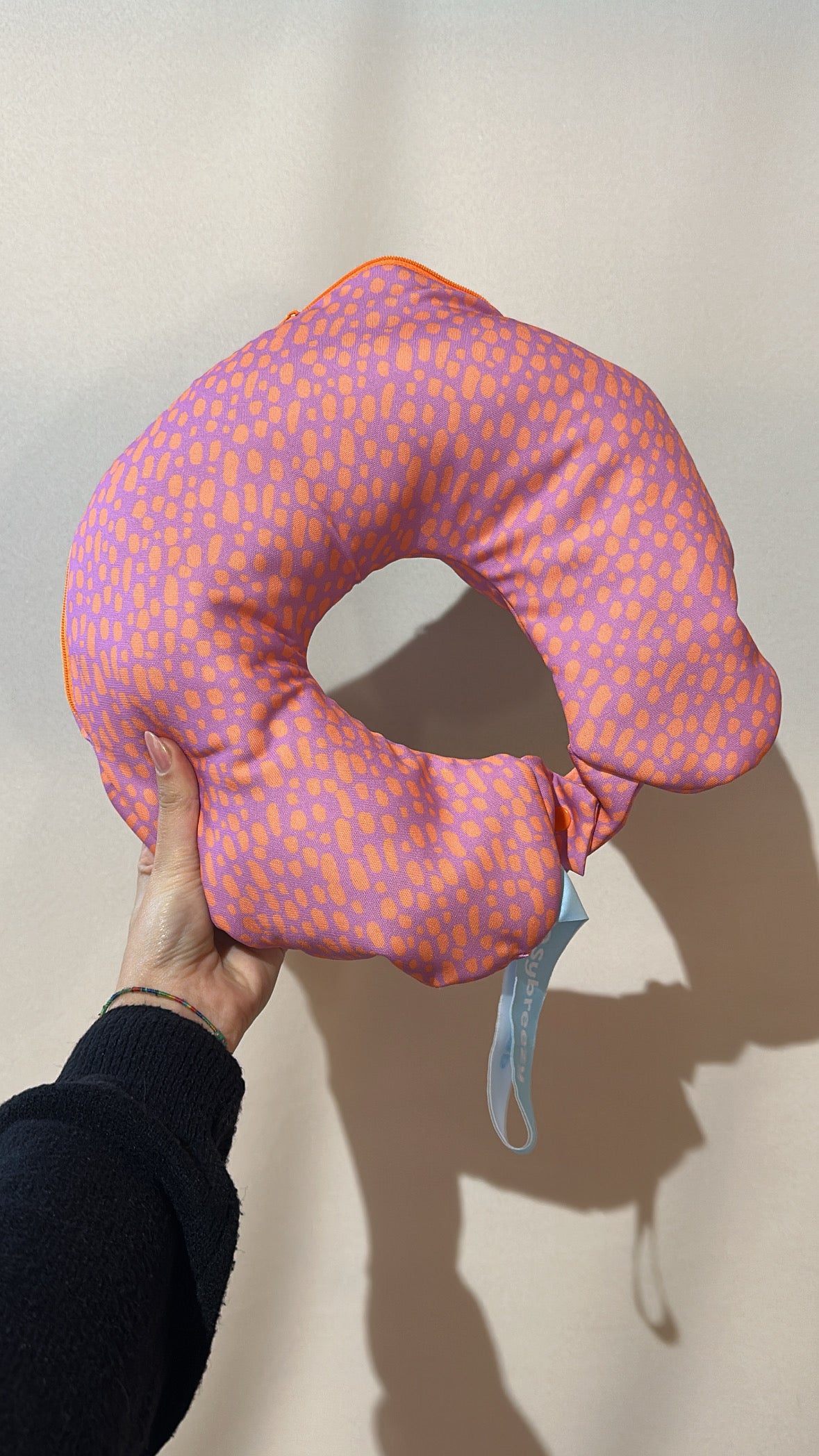 Almofada de viagem para colocar roupa em voos de companhias lowcost